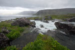 Vanaf de voet van de Dynjandi waterval uitzicht over het fjord langs de Vestfjarðavegur op IJsland