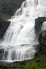 Bulderend water dondert met groot geweld naar beneden over de Dynjandi waterval op de Westfjorden van IJsland