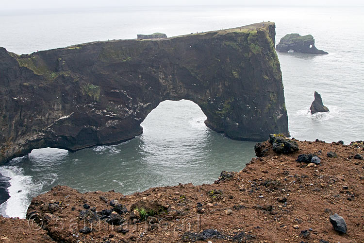 De Dyrhólaey bij Vík, eiland met deurgat in Zuid-IJsland