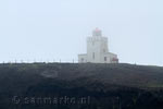 Vanaf de Dyrhólaey in de mist de vuurtoren van Dyrhólaey bij Vík