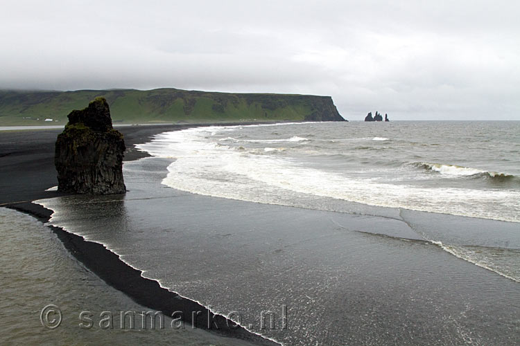 Uitzicht vanaf de Dyrhólaey op Reynisdrangar bij Vík