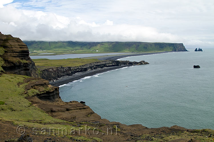 Vanaf de klif uitzicht op de kust richting Reynisdrangar bij Vík