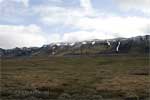 Nieuwe sneeuw op de bergen van Möðrudalur in IJsland