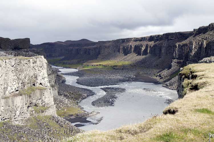 Uitzicht op de rivier Jokulsá á Fjöllum bij Dettifoss tussen Egilsstaðir en Ásbyrgi