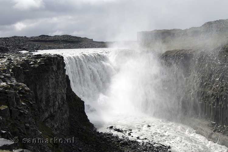 De schitterende Dettifoss waterval in het noorden van IJsland