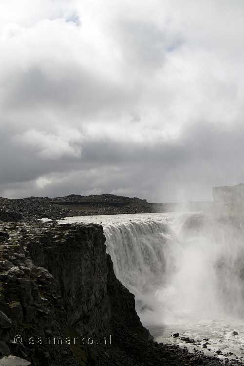 De kolosale Dettifoss waterval in de Jokulsá á Fjöllum rivier