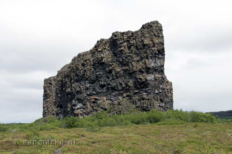 Het rots 'eiland' in het midden van het Ásbyrgi dal in het noorden van IJsland