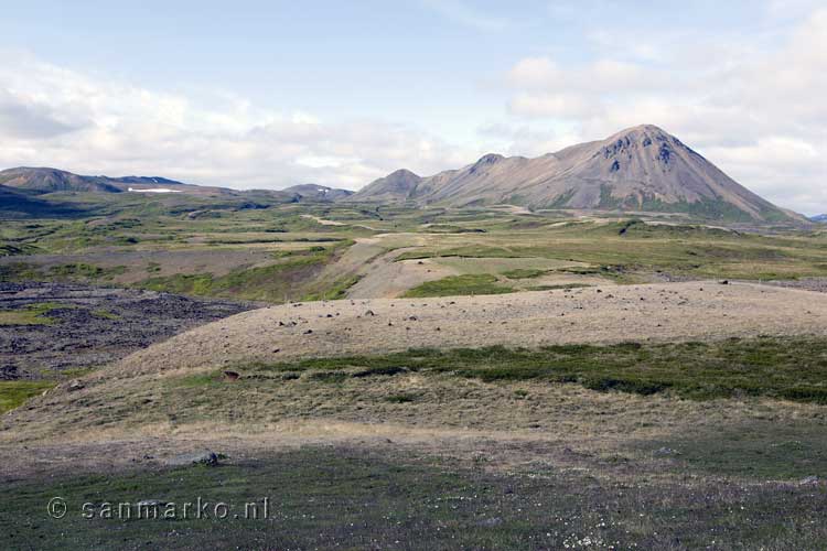 Uitzicht over Hlidarfjall vlakbij Mývatn in IJsland