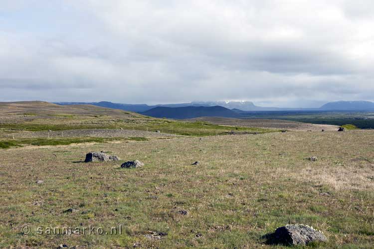 Uitzicht over de natuur vanaf de weg tussen Húsavík en Mývatn