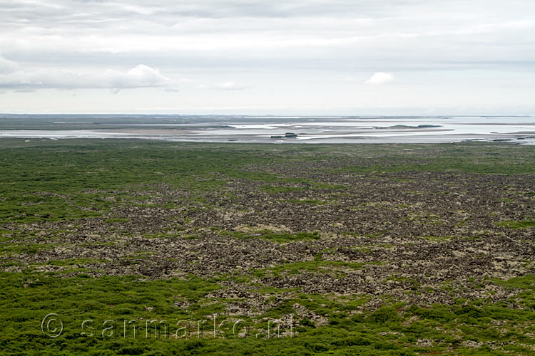 Uitzicht vanaf de krater Eldborg op de lavavelden en de oceaan