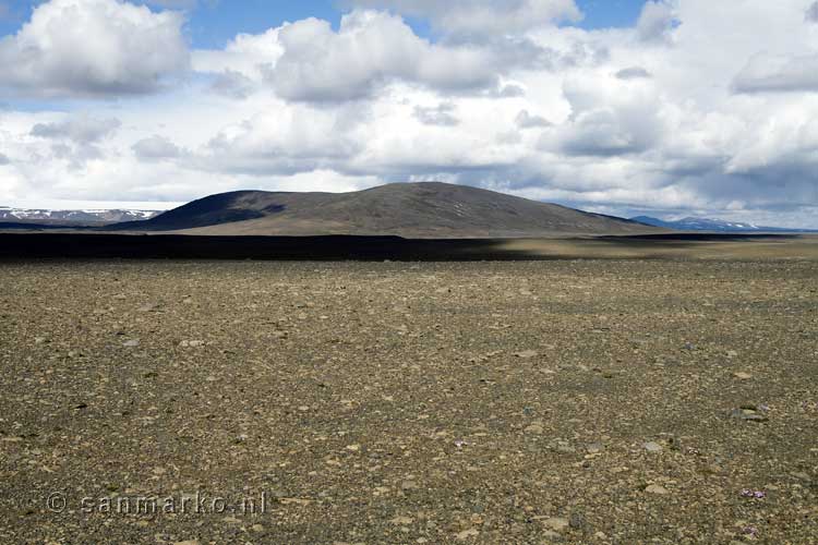 Op een parkeerplaats langs de Kjölur het uitzicht op Sandkúlufell in IJsland