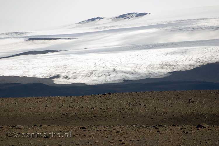 Vanaf een parkeerplaats het uizicht over de Hofsjökull in het IJslandse binnenland