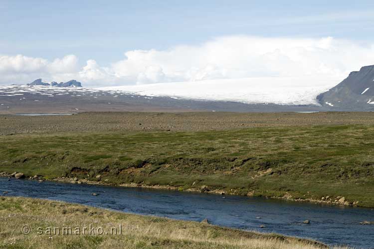 De gletsjer Suðurjökull bij Hvítárvatn gezien vanaf de Kjölur  in IJsland