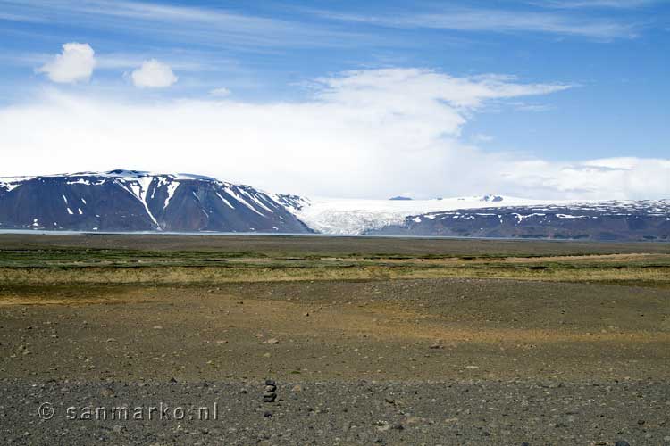 Uitzicht vanaf de Kjölur op de gletsjer Norðurjökull en Skriðufell bij Hvítárvatn