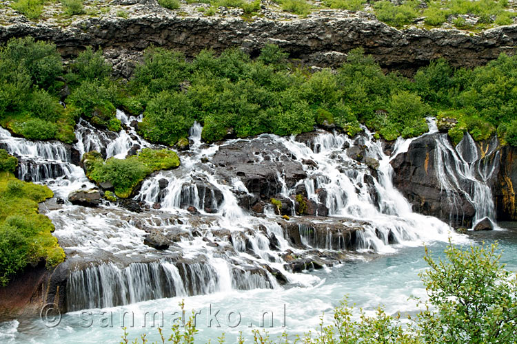 Een mooi uitzicht van de Hraunfossar vanaf de parkeerplaats in IJsland