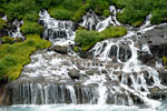 Closse up van de prachtige brede waterval Hraunfossar bij de Kaldidalur