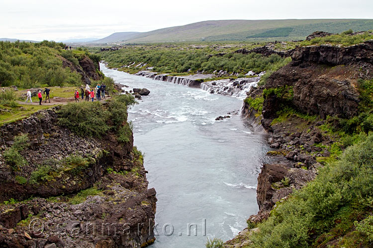 Uitzicht over de uitgestrekte Hraunfossar bij de Barnafoss in IJsland