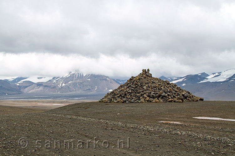 Op de top van de pas van de F 550 Kaldidalur in IJsland