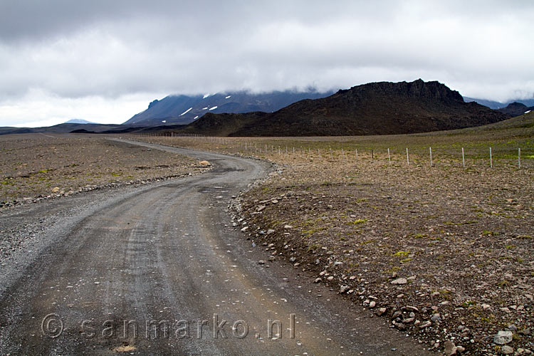 De onverharde weg F 550 Kaldidalur met het schapenhek in IJsland