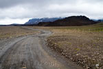 De onverharde weg F 550 Kaldidalur met het schapenhek in IJsland