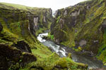 Een mooi uitzicht over de kloof Fjaðrárgljúfur tijdens de wandeling