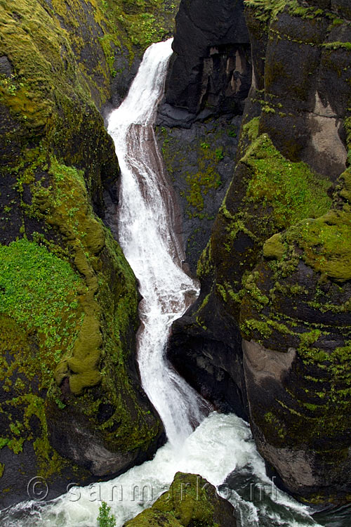 Een gave wildwaterbaan aan het eind van de Fjaðrárgljúfur kloof