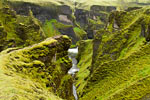 Een mooi uitzicht tijdens de wandeling van de kloof Fjaðrárgljúfur