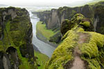 Een schitterend uitzicht over Fjaðrárgljúfur in de uitgewaaide Fjaðrá