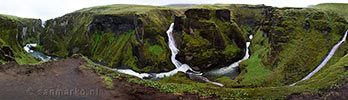 Panorama foto van de drie watervallen aan het eind van de Fjaðrárgljúfur bij Kirkjubæjarklaustur
