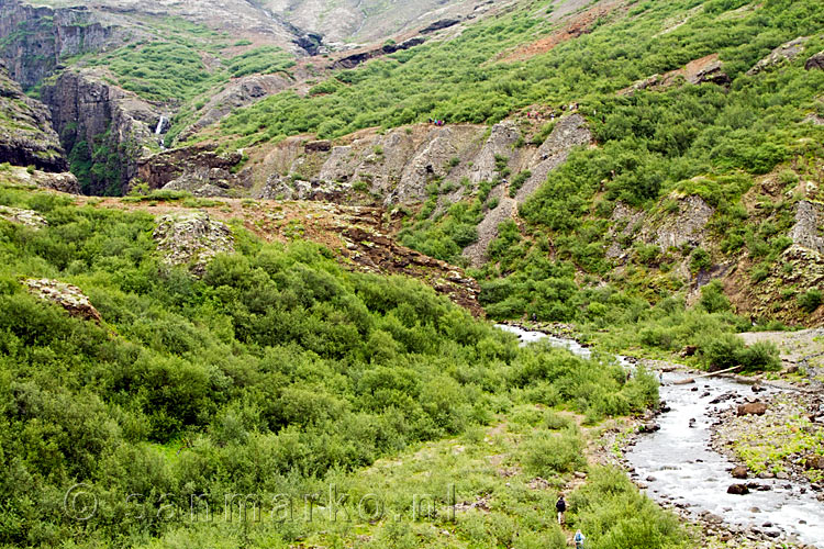 Uitzicht vanaf het wandelpad richting de kloof en Glymur