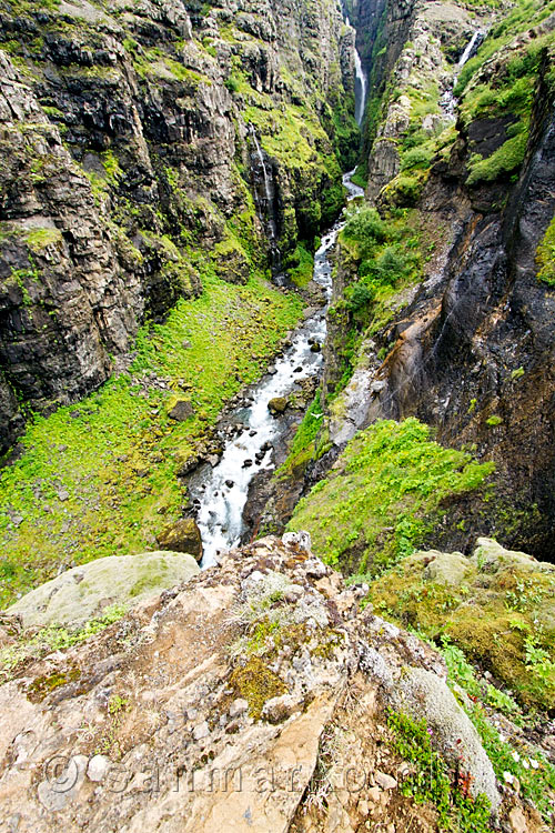 De diepe steile kloof uitgesleten door de Glymur waterval