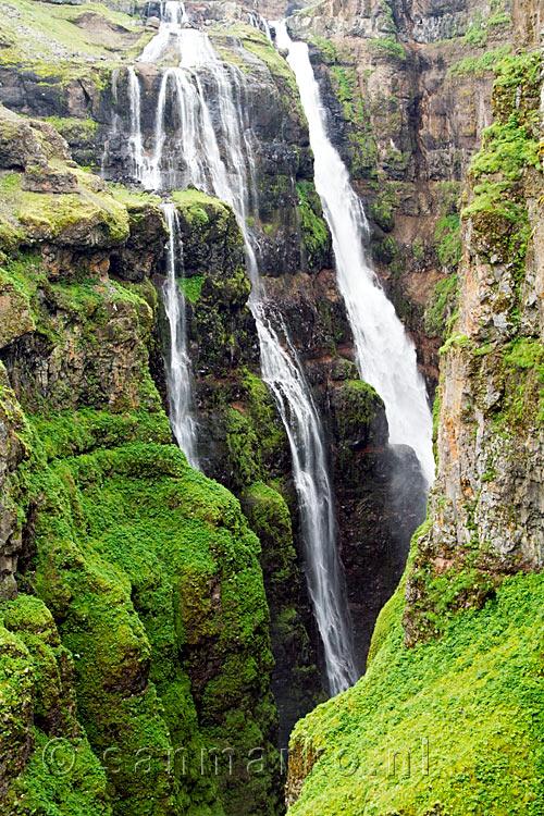 Een close up van de twee stromen van de Glymur waterval in IJsland