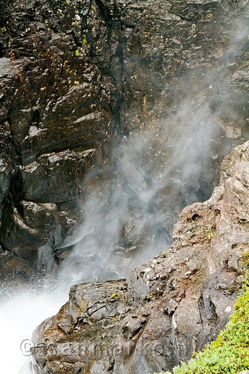 Mist gecreeerd door Goðafoss, een schitterende waterval op de Westfjorden