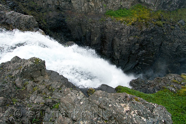 Vanaf het wandelpad de bovenkant van Goðafoss en de Hallardalsá rivier in de Westfjorden van IJsland