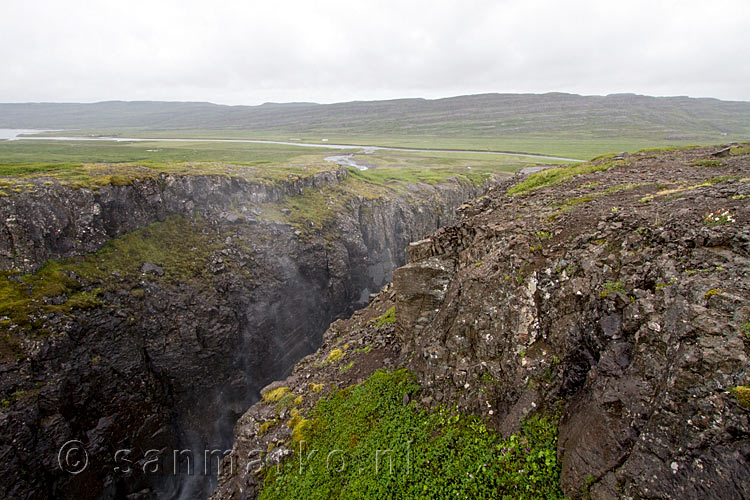 Boven Goðafoss het uitzicht over de Strandavegur en de Westfjorden van IJsland