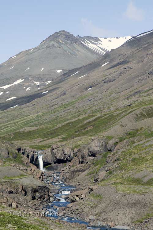 De Dalsá rivier tijdens de wandeling naar het gletsjermeer in Heinabergsdalur