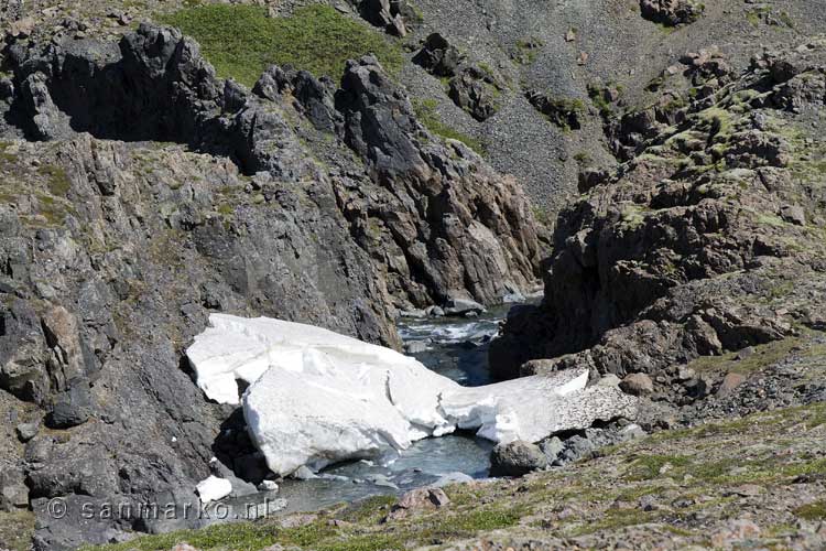 De Dalsá rivier tijdens de wandeling in Heinabergsdalur in IJsland