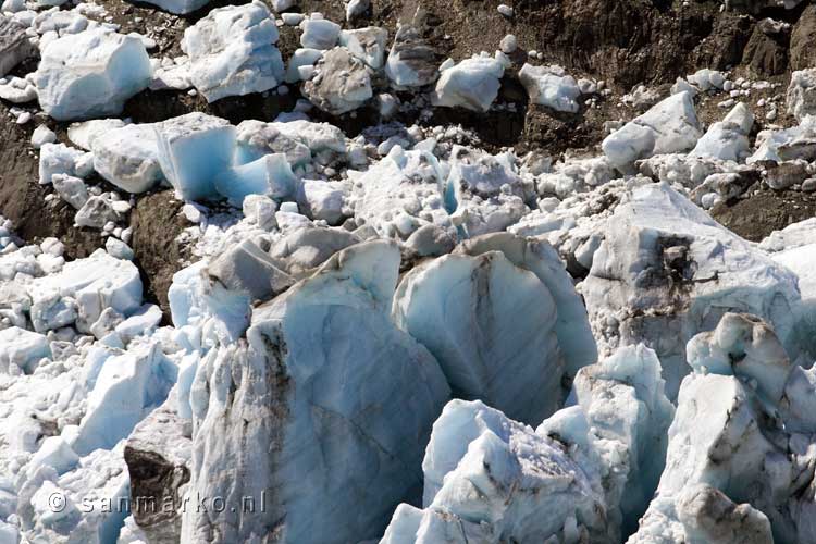 Een schitterend uitzicht op enorme ijsbergen in Vatnsdalslón in IJsland