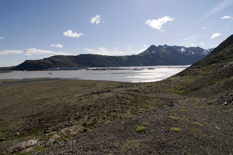 Uitzicht vanaf het wandelpad op het gletsjermeer Heinabergslón in IJsland