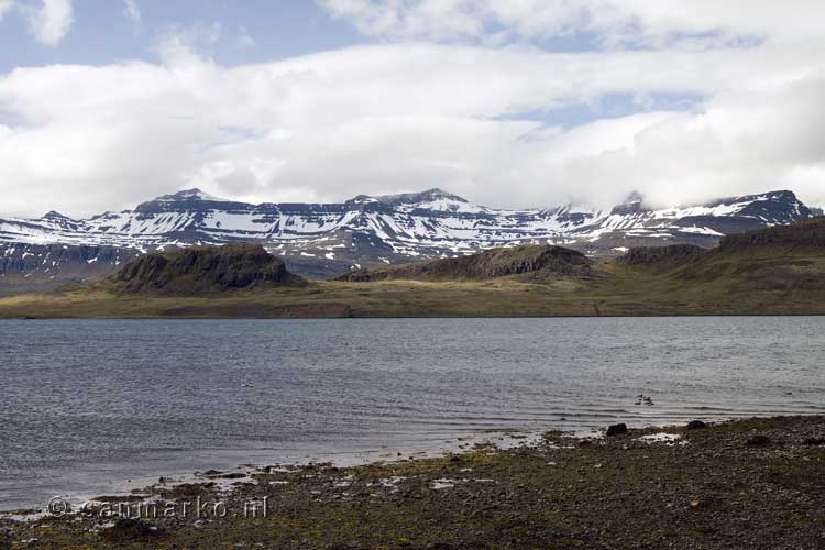 Uitzicht op Reyðarfjörður in het noordoosten van IJsland