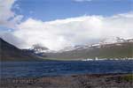 De fjorden van Reyðarfjörður tijdens onze rondreis door IJsland