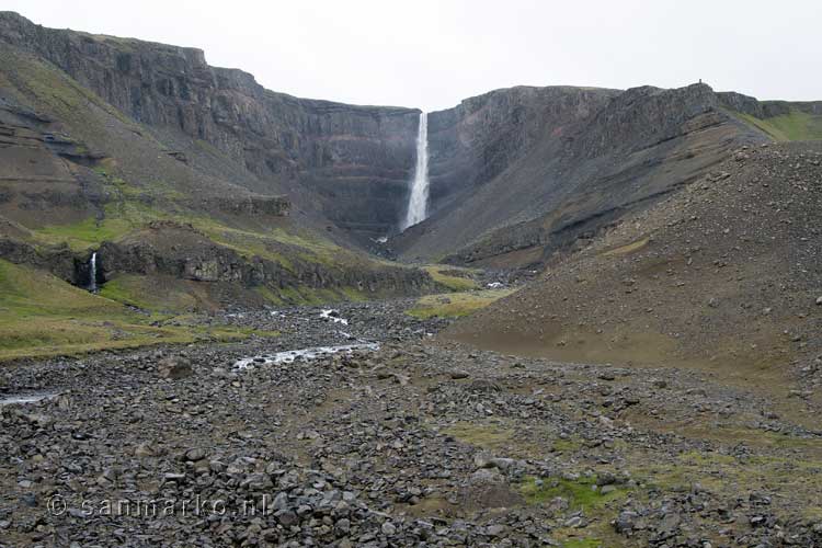 Het eindpunt van de wandeling naar de waterval Hengifoss in IJsland