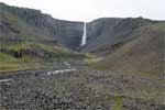 Het eindpunt van de wandeling naar de waterval Hengifoss in IJsland