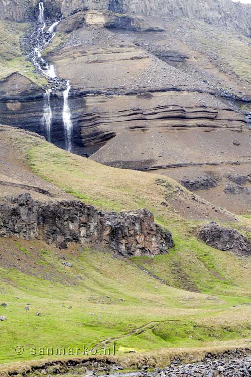 Uitzicht vanaf het wandelpad op de bergen bij de Hengifoss waterval