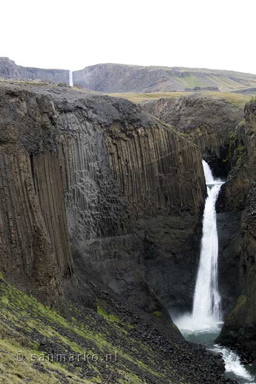 Uitzicht op de Litlanesfoss met Hengifoss in de achtergrond bij Egilsstaðir