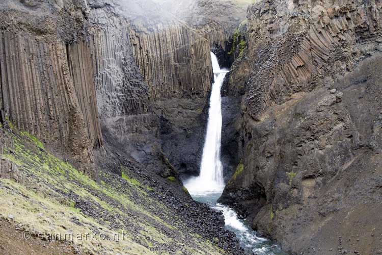 Een mooi uitzicht op de Litlanesfoss waterval bij Egilsstaðir in IJsland