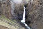 Een mooi uitzicht op de Litlanesfoss waterval bij Egilsstaðir in IJsland