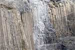 Basalt bij Litlanesfoss waterval dichtbij Hengifoss in IJsland