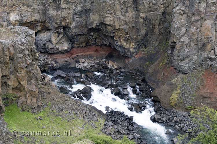 De kloof bij Hengifoss dichtbij Egilsstaðir in IJsland