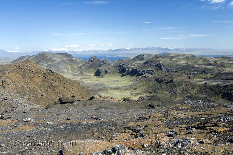 Het uitzicht over de natuur bij Nesjavellir vanaf Hengill in IJsland